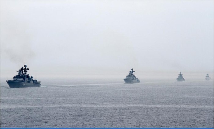 Tàu chiến Nga trong cuộc diễu hành tập trận phô diễn sức mạnh cùng Hải quân Trung Quốc